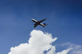 aviao-atropela-pessoa-durante-decolagem-em-aeroporto-dos-eua-–-video