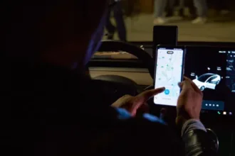 motorista-de-aplicativo-e-agredido-no-aeroporto-de-guarulhos,-e-taxis-sao-vandalizados-apos-confusao