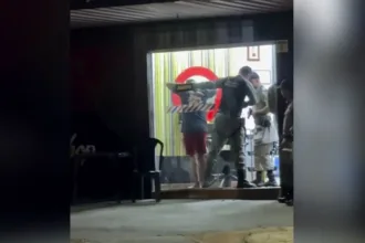 cabeleireiro-e-preso-em-goiania-suspeito-de-abusar-de-adolescente-dentro-de-barbearia