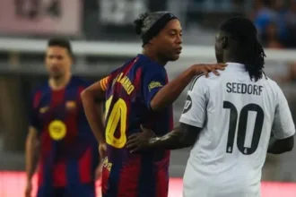ronaldinho-e-seedorf-se-reencontram-em-classico-de-lendas-na-espanha-apos-duelos-de-atletico-mg-e-botafogo