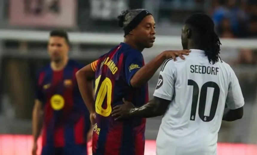 ronaldinho-e-seedorf-se-reencontram-em-classico-de-lendas-na-espanha-apos-duelos-de-atletico-mg-e-botafogo