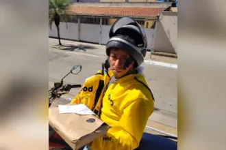 empresario-presenteia-motoboy-com-marmita-em-goiania-e-descobre-historia-marcada-por-luto-e-dificuldades