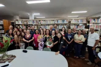 servidora-da-biblioteca-pio-vargas-se-aposenta-apos-15-anos-e-e-homenageada-em-goiania