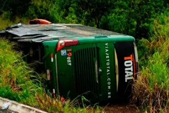 duas-pessoas-morrem-em-acidente-de-onibus-com-40-passageiros-no-ms
