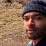 rege-jean-page-recusou-50-mil-dolares-por-episodio-e-apostou-no-cinema