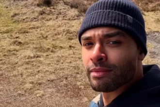 rege-jean-page-recusou-50-mil-dolares-por-episodio-e-apostou-no-cinema