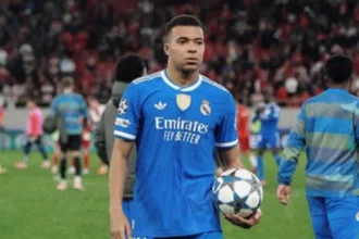 real-madrid-cai-por-2-a-0-para-o-barcelona-e-mbappe-chama-atencao-com-post-no-meio-da-partida