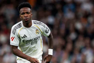 jornal-critica-real-madrid-apos-derrota-e-cita-que-vinicius-jr-comprometeu-projeto-de-xabi-alonso