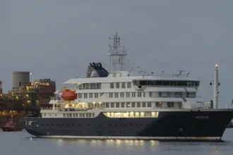 passageiros-de-cruzeiro-com-hantavirus-iniciam-desembarque-em-tenerife-apos-impasse-na-espanha;-8-casos-e-3-mortes-confirmadas