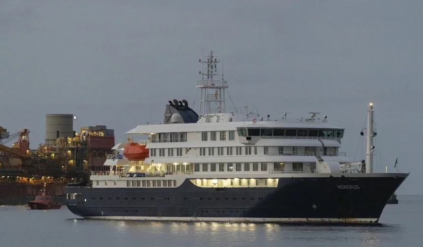 passageiros-de-cruzeiro-com-hantavirus-iniciam-desembarque-em-tenerife-apos-impasse-na-espanha;-8-casos-e-3-mortes-confirmadas