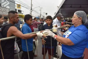 ‘por-essa-ninguem-esperava’:-prefeitura-serve-bolo-no-pote-no-aniversario-de-aparecida-e-moradores-reagem