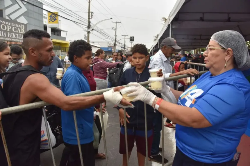 ‘por-essa-ninguem-esperava’:-prefeitura-serve-bolo-no-pote-no-aniversario-de-aparecida-e-moradores-reagem