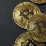 criptomoedas-caem-com-tensao-no-oriente-medio,-mas-bitcoin-sustenta-suporte-critico