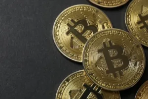criptomoedas-caem-com-tensao-no-oriente-medio,-mas-bitcoin-sustenta-suporte-critico