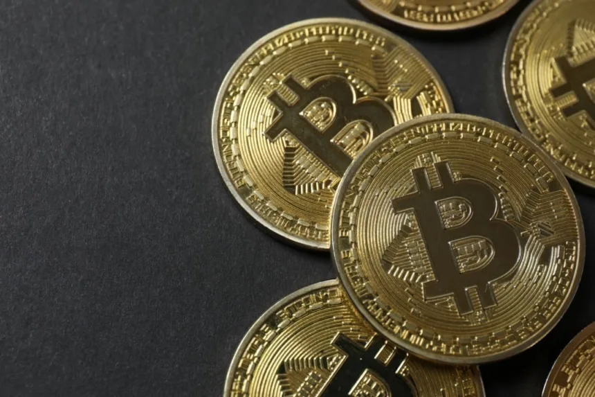 criptomoedas-caem-com-tensao-no-oriente-medio,-mas-bitcoin-sustenta-suporte-critico