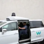 waymo,-empresa-ligada-ao-google,-recolhe-3,8-mil-robotaxis-apos-falha-em-vias-alagadas
