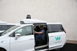 waymo,-empresa-ligada-ao-google,-recolhe-3,8-mil-robotaxis-apos-falha-em-vias-alagadas