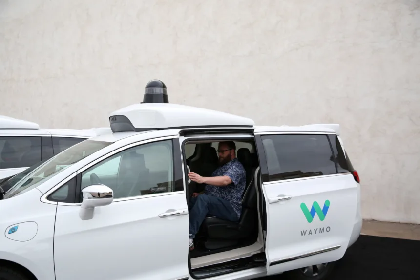 waymo,-empresa-ligada-ao-google,-recolhe-3,8-mil-robotaxis-apos-falha-em-vias-alagadas