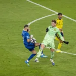 goleiro-da-selecao-brasileira-falha-feio,-faz-gol-contra-no-ultimo-lance-e-adia-titulo-de-time-de-cristiano-ronaldo