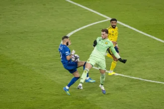 goleiro-da-selecao-brasileira-falha-feio,-faz-gol-contra-no-ultimo-lance-e-adia-titulo-de-time-de-cristiano-ronaldo