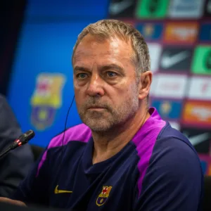 treinador-hansi-flick-anuncia-renovacao-de-contrato-com-o-barcelona-ate-2028
