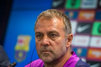 treinador-hansi-flick-anuncia-renovacao-de-contrato-com-o-barcelona-ate-2028