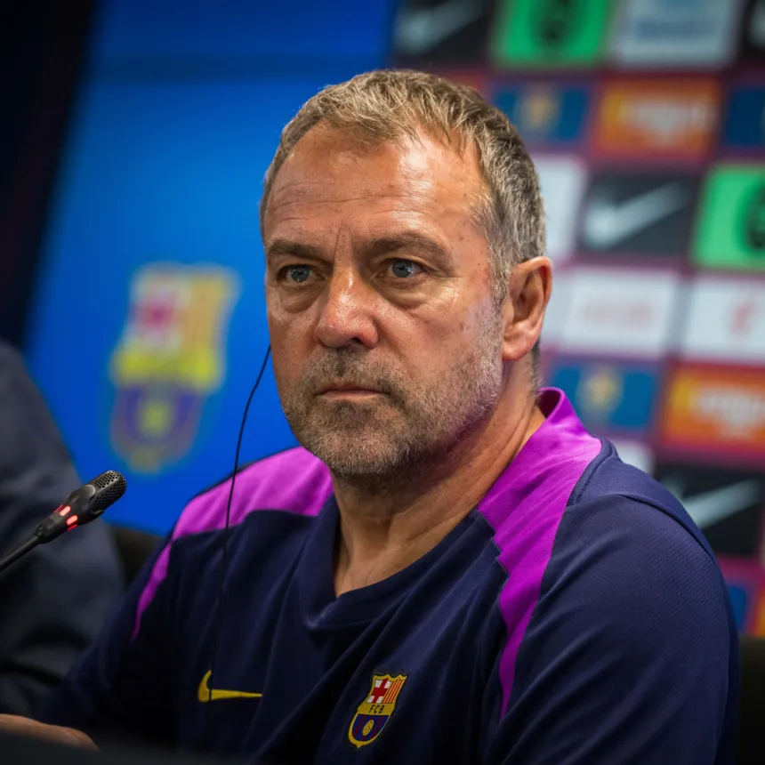 treinador-hansi-flick-anuncia-renovacao-de-contrato-com-o-barcelona-ate-2028
