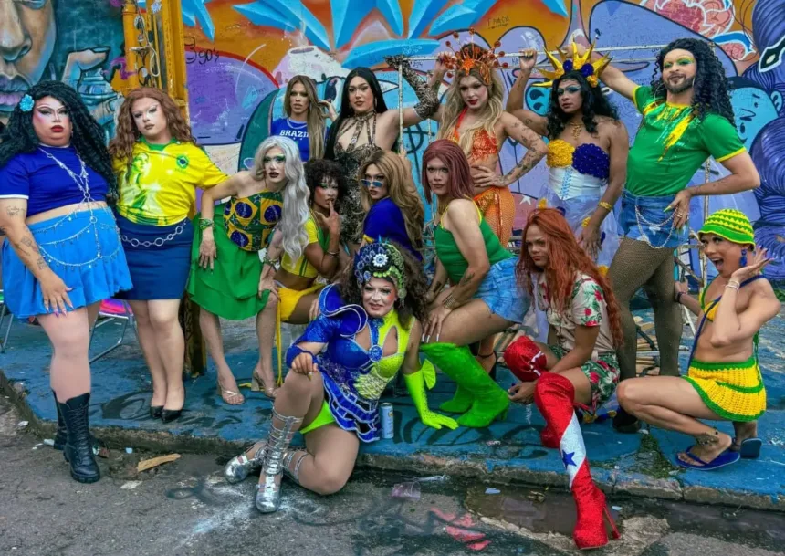 evento-em-goiania-une-arte-drag,-futebol-e-musica-brasileira-durante-jogo-da-selecao