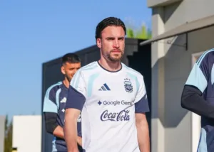 jogador-da-argentina-encontra-sua-figurinha-do-album-da-copa-do-mundo-e-comemora;-veja