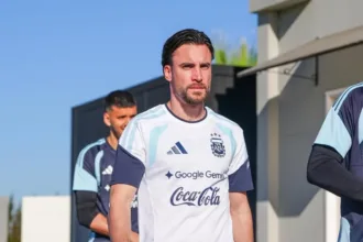 jogador-da-argentina-encontra-sua-figurinha-do-album-da-copa-do-mundo-e-comemora;-veja