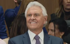“flavio-bolsonaro-deve-responder-aos-questionamentos”,-diz-caiado-sobre-filme-e-banco-master