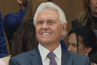 “flavio-bolsonaro-deve-responder-aos-questionamentos”,-diz-caiado-sobre-filme-e-banco-master