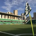 prefeitura-aumenta-fiscalizacao-e-remaneja-ambulantes-em-dias-de-jogos-no-serrinha;-entenda