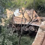 motorista-morre-apos-caminhao-cair-de-ponte-na-br-364,-em-mineiros