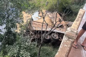 motorista-morre-apos-caminhao-cair-de-ponte-na-br-364,-em-mineiros