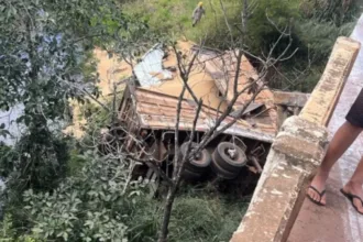 motorista-morre-apos-caminhao-cair-de-ponte-na-br-364,-em-mineiros