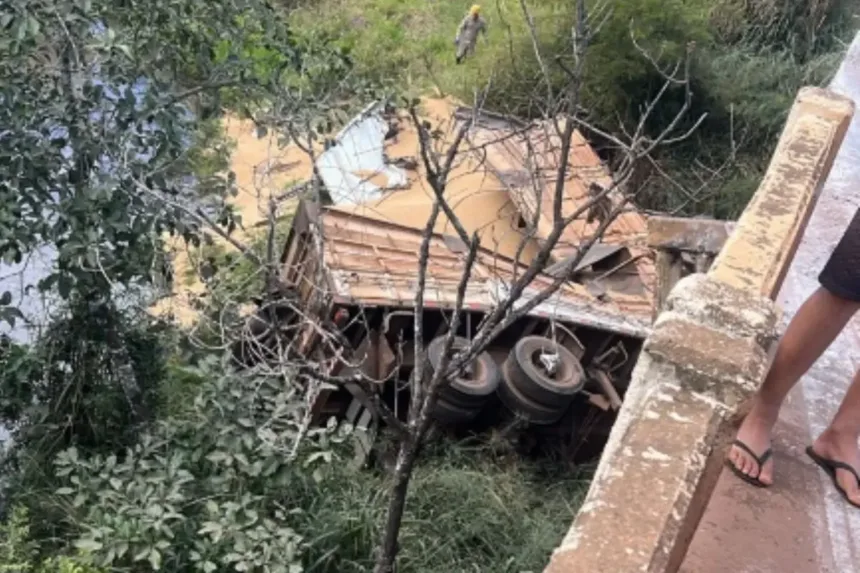 motorista-morre-apos-caminhao-cair-de-ponte-na-br-364,-em-mineiros