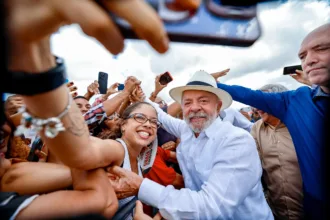 elo-de-flavio-bolsonaro-com-vorcaro-e-caso-de-policia,-diz-lula
