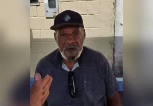 ex-aluno-surpreende-antigo-professor-de-futebol-em-ponto-de-onibus-de-goiania;-video