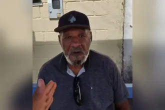 ex-aluno-surpreende-antigo-professor-de-futebol-em-ponto-de-onibus-de-goiania;-video