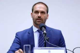 eduardo-assinou-contrato-como-produtor-executivo-de-filme-sobre-bolsonaro,-diz-site