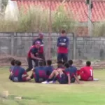 “bando-de-moca”:-presidente-xinga-garotos-do-sub-15-durante-intervalo-de-jogo-que-teve-ate-bomba-em-campo