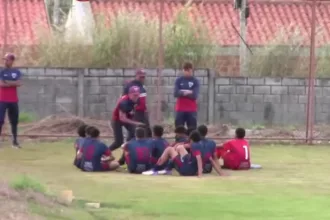 “bando-de-moca”:-presidente-xinga-garotos-do-sub-15-durante-intervalo-de-jogo-que-teve-ate-bomba-em-campo