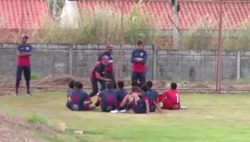 “bando-de-moca”:-presidente-xinga-garotos-do-sub-15-durante-intervalo-de-jogo-que-teve-ate-bomba-em-campo