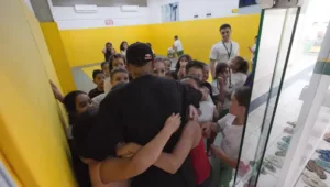 “esse-e-o-meu-maior-gol”,-diz-neymar-em-visita-surpresa-a-instituto-que-leva-seu-nome