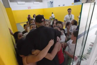 “esse-e-o-meu-maior-gol”,-diz-neymar-em-visita-surpresa-a-instituto-que-leva-seu-nome