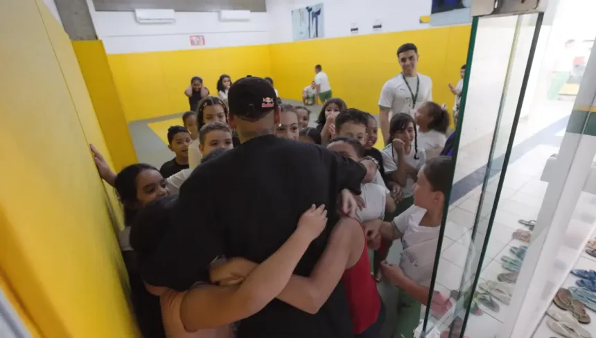 “esse-e-o-meu-maior-gol”,-diz-neymar-em-visita-surpresa-a-instituto-que-leva-seu-nome
