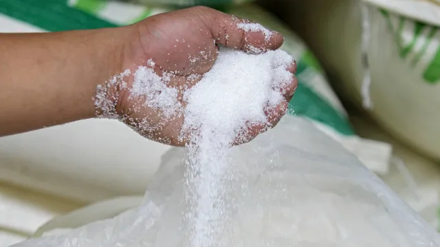 pf-apreende-48-toneladas-de-acucar-suspeito-de-adulteracao-no-pr