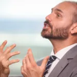 eduardo-bolsonaro-sobre-ser-gestor-de-fundos-do-dark-horse:-“mentira”.-veja-video