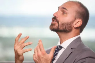 eduardo-bolsonaro-sobre-ser-gestor-de-fundos-do-dark-horse:-“mentira”.-veja-video